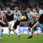 Miguel Almiron rodeado de jugadores del Burnley