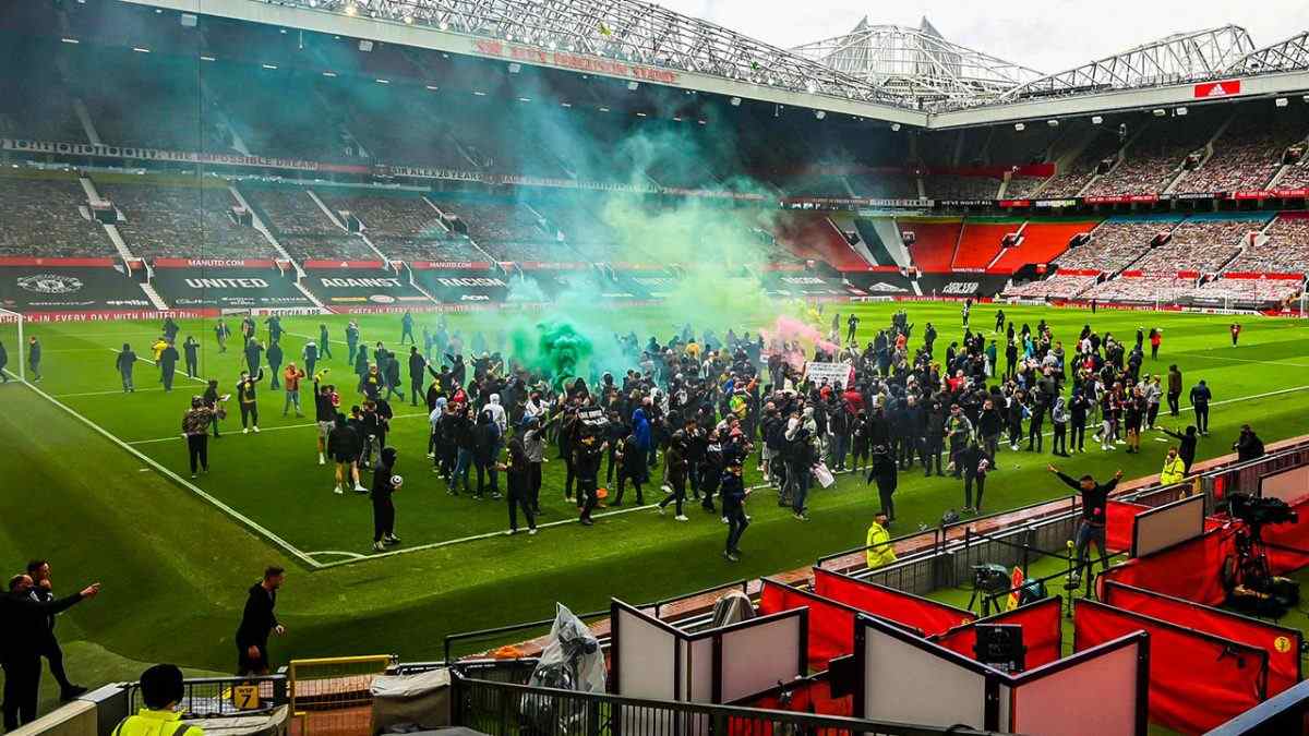Se pospone el clásico de la Premier League tras protestas en Old Trafford