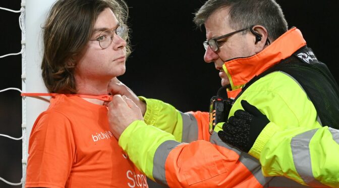 Manifestante es condenado por atarse a un poste de la portería en partido de la Premier League