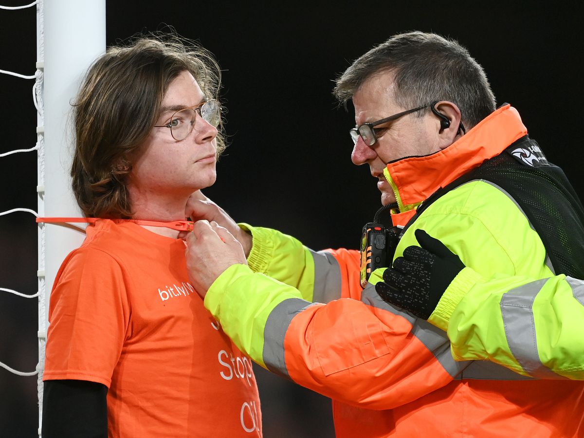Manifestante es condenado por atarse a un poste de la portería en partido de la Premier League