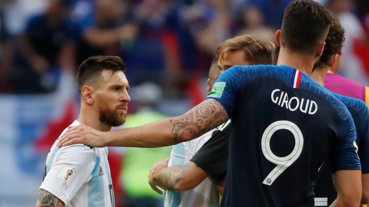 Olivier Giroud lanza una botella de agua indignado tras ser sustituido en la primera mitad de la final de la Copa del Mundo