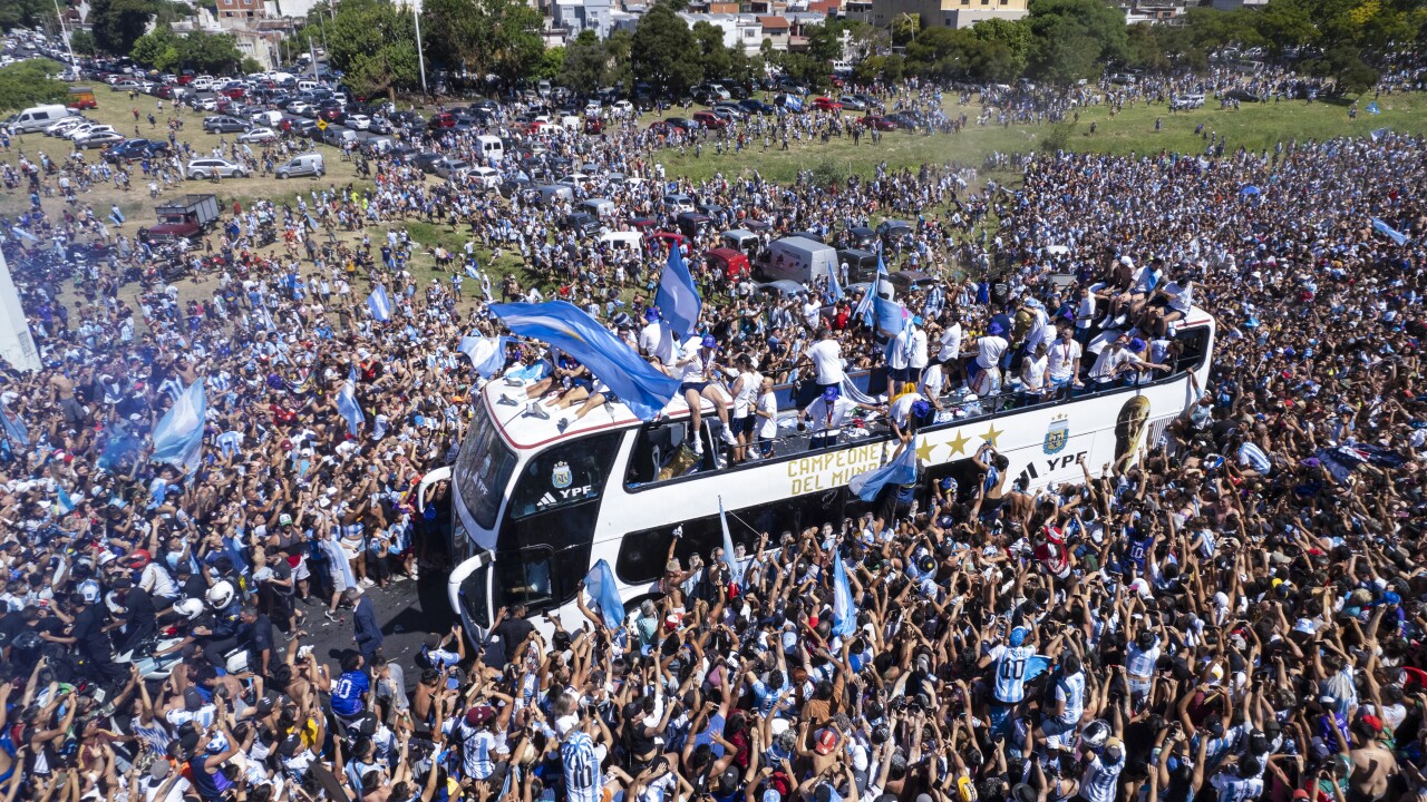 El desastre casi golpea a Messi y las estrellas de Argentina durante el desfile