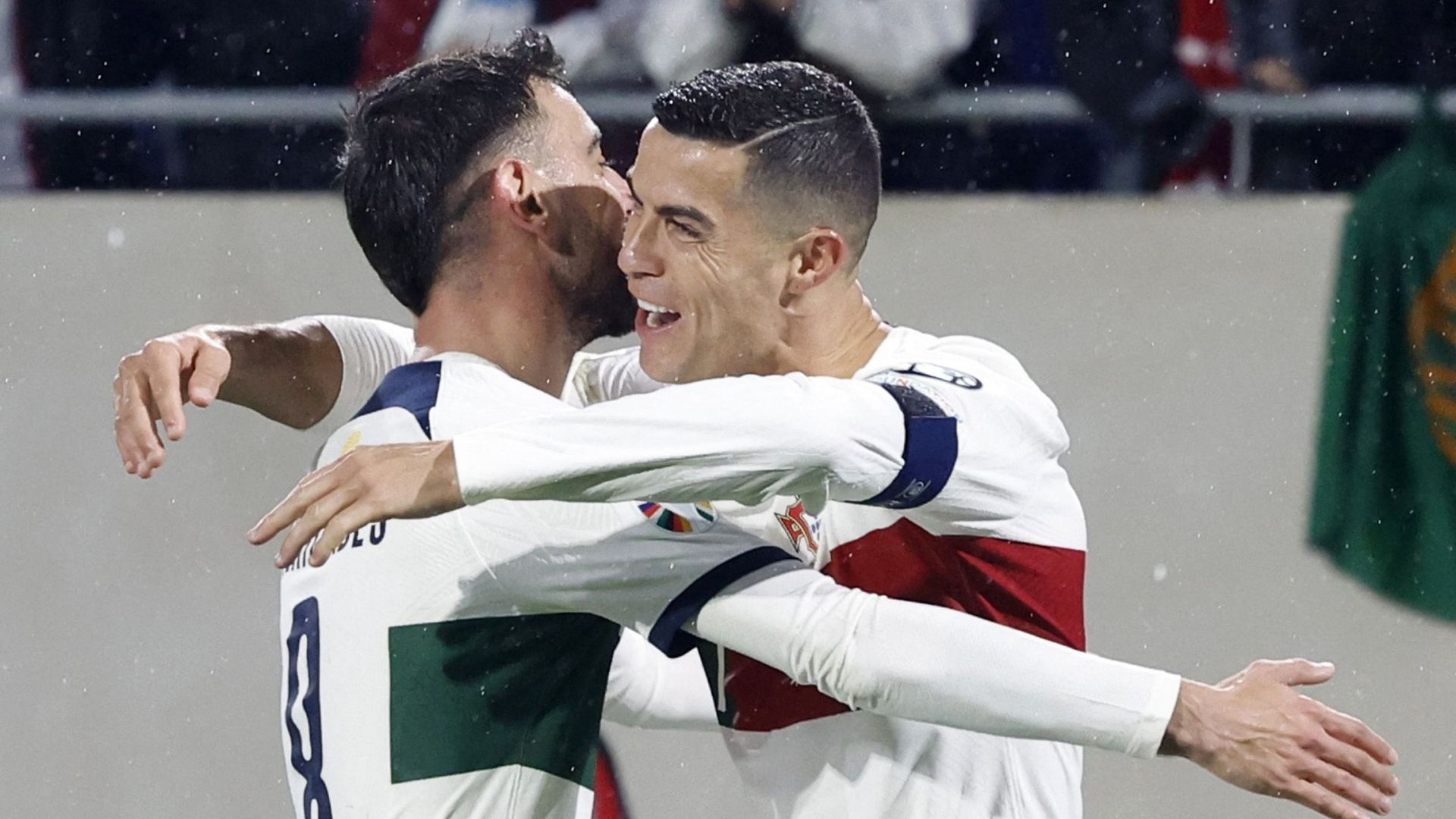 Fernandes asiste a Cristiano Ronaldo para el segundo gol contra Luxemburgo
