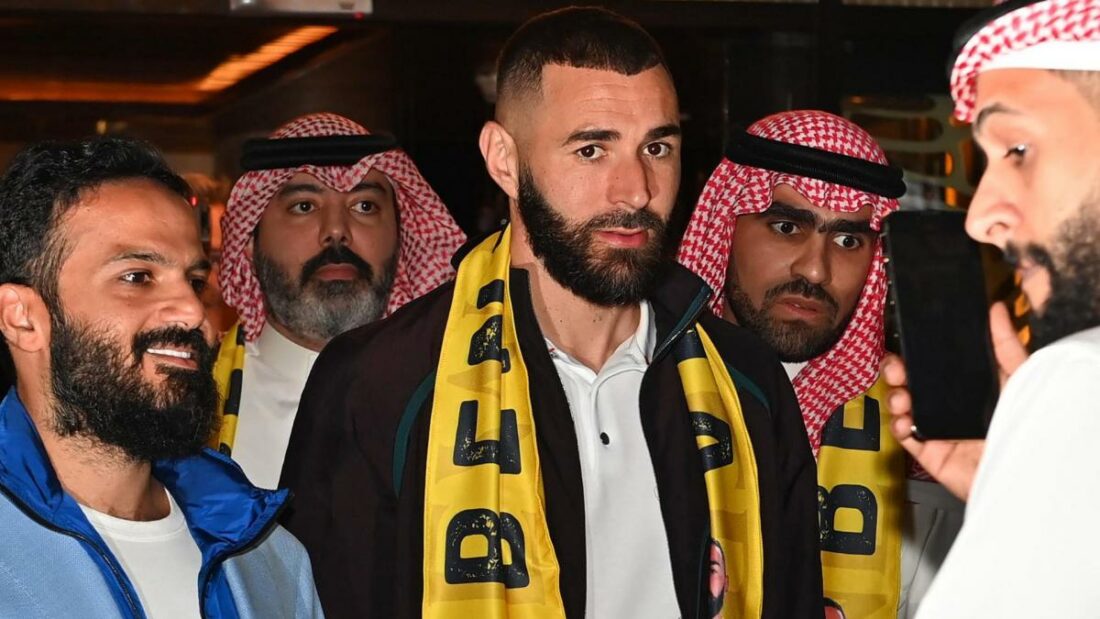Karim Benzema entrega su Balón de Oro a Arabia Saudí